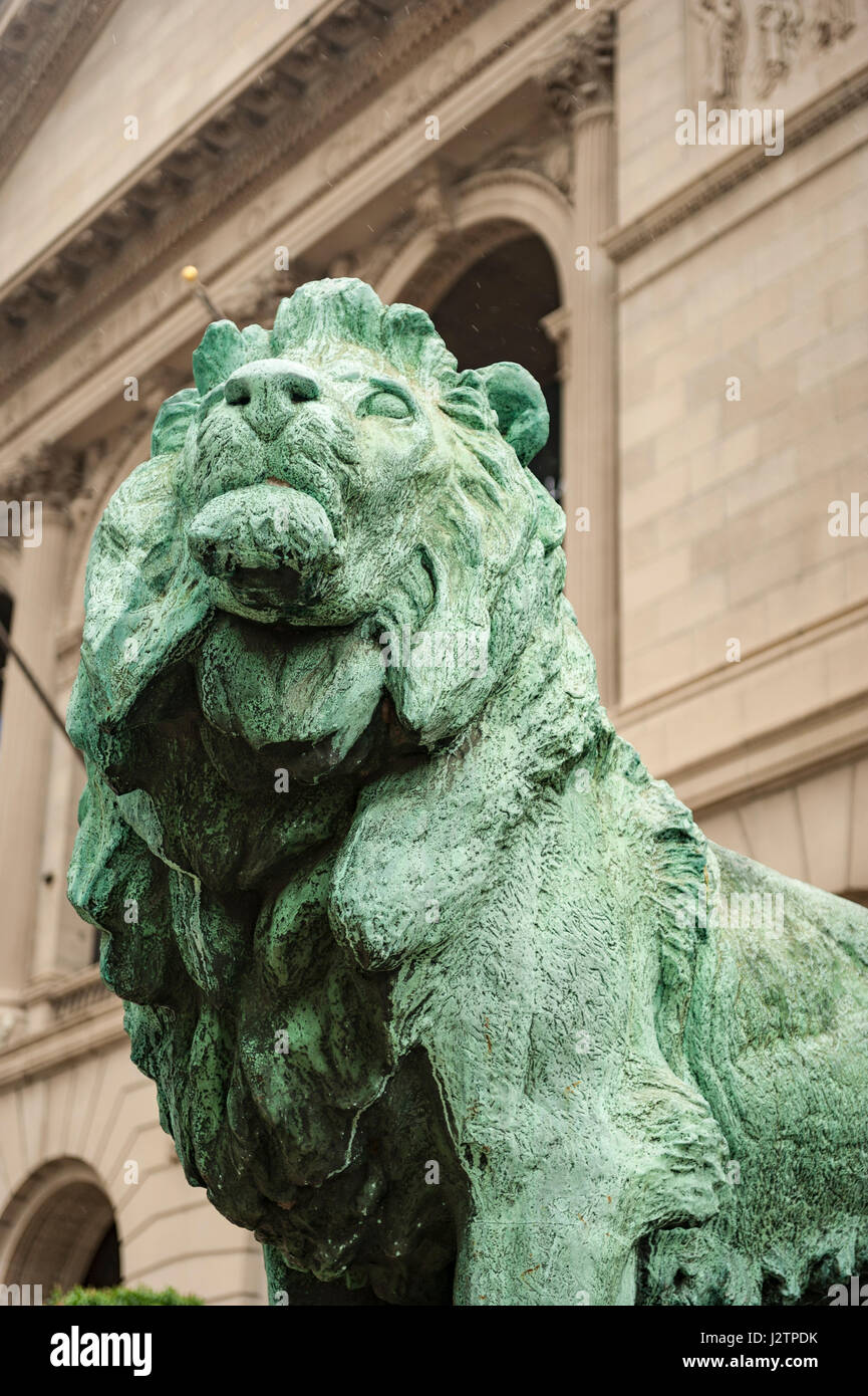 Art Institute of Chicago Museum, South lion statua in bronzo, sorge in un atteggiamento di diffidenza, di Edward Kemeys, Chicago, Illinois, Stati Uniti d'America. Foto Stock