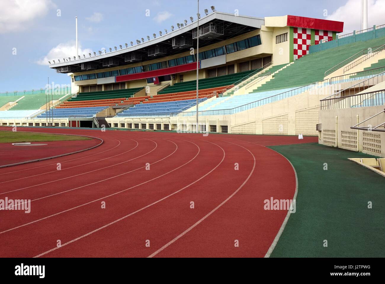 KAOHSIUNG, Taiwan -- Luglio 1, 2014: una vista della corsa atletica le vie e le gradinate del Jhong Jheng Stadium nella città di Kaohsiung. Foto Stock