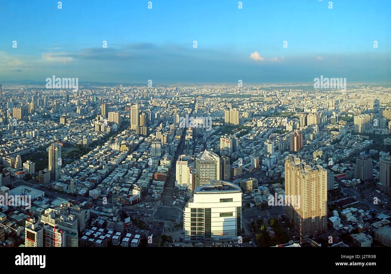 KAOHSIUNG, Taiwan -- Luglio 13, 2014: Un birds eye vista della città di Kaohsiung in Taiwan da ovest a est Foto Stock