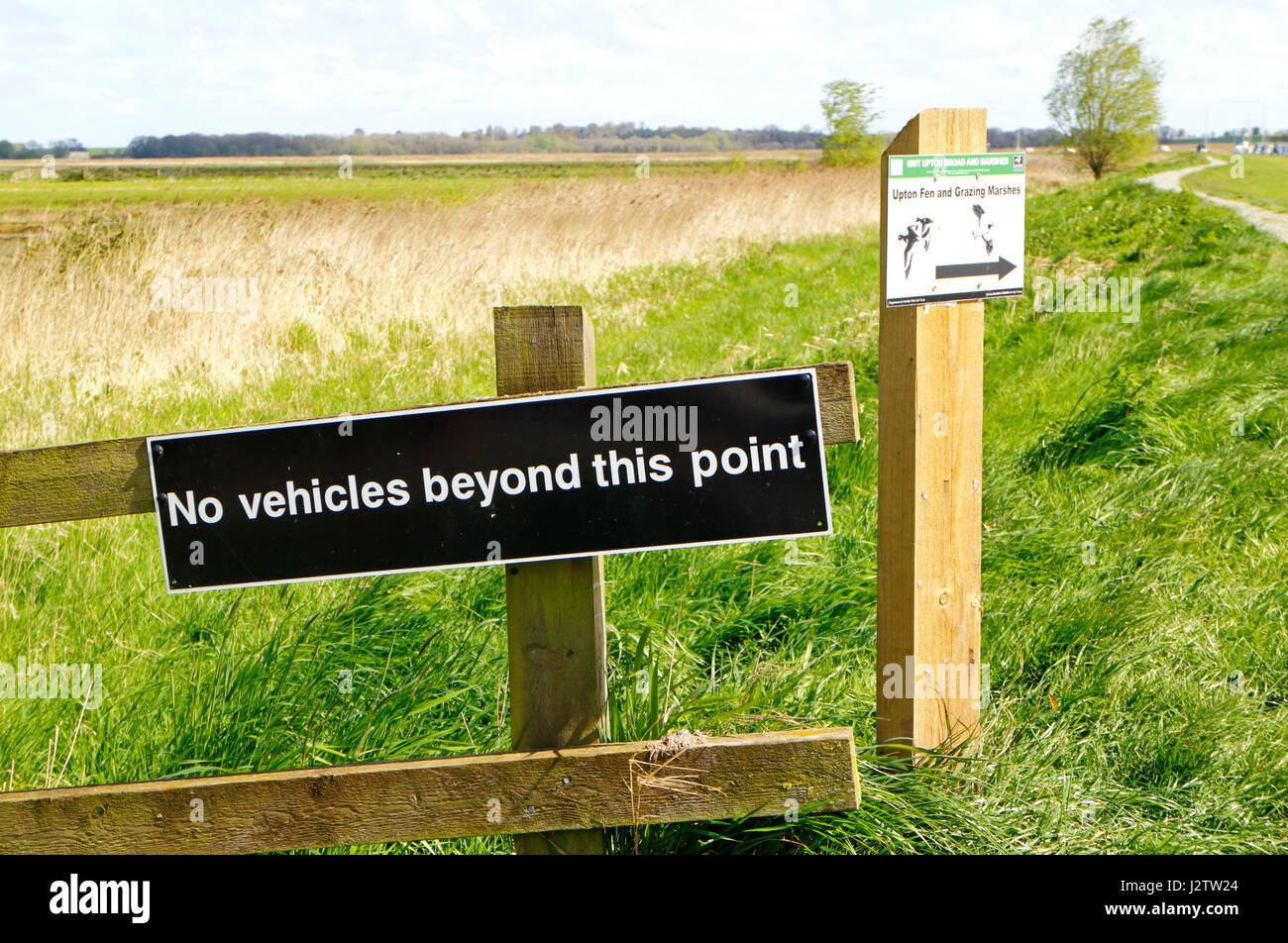 Un No i veicoli al di là di questo punto segno da Upton Dyke su Norfolk Broads in Upton, Norfolk, Inghilterra, Regno Unito. Foto Stock