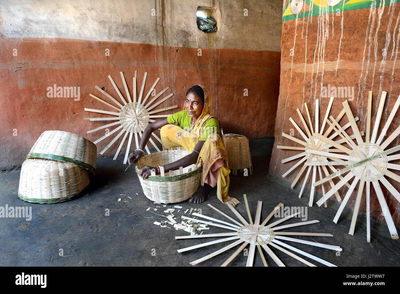 Una donna rurale rendendo cestello a casa sua per la vendita in artigianato tradizionale bazaar.z Foto Stock