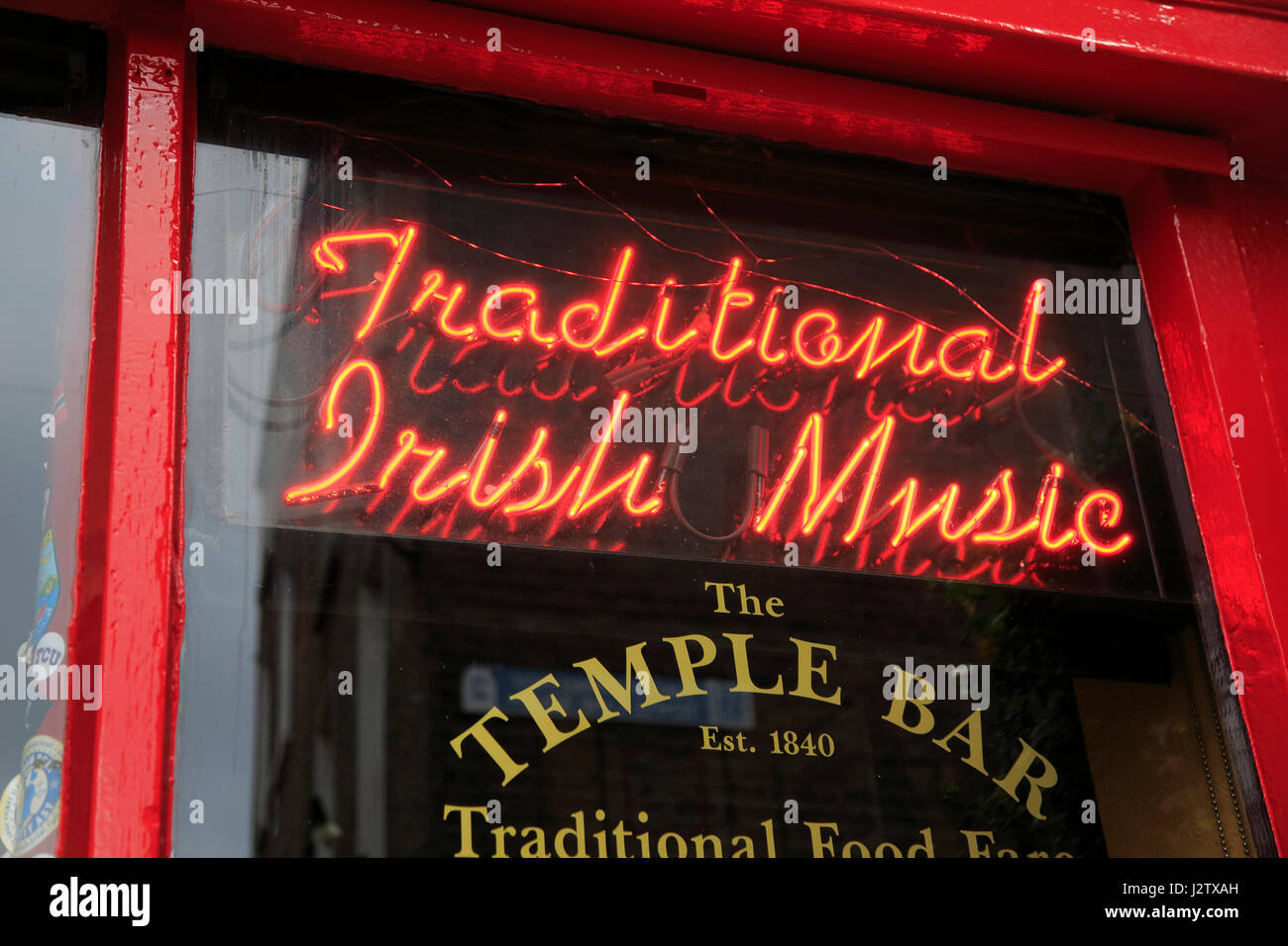 Insegna al neon per la musica tradizionale irlandese nella finestra del pub Temple Bar, il centro della città di Dublino, Irlanda, Repubblica di Irlanda Foto Stock