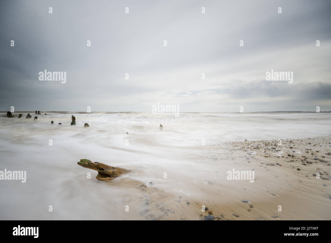 Walberswick sulla costa di Suffolk. Posti lavaggio in mare sulla spiaggia sabbiosa. Foto Stock