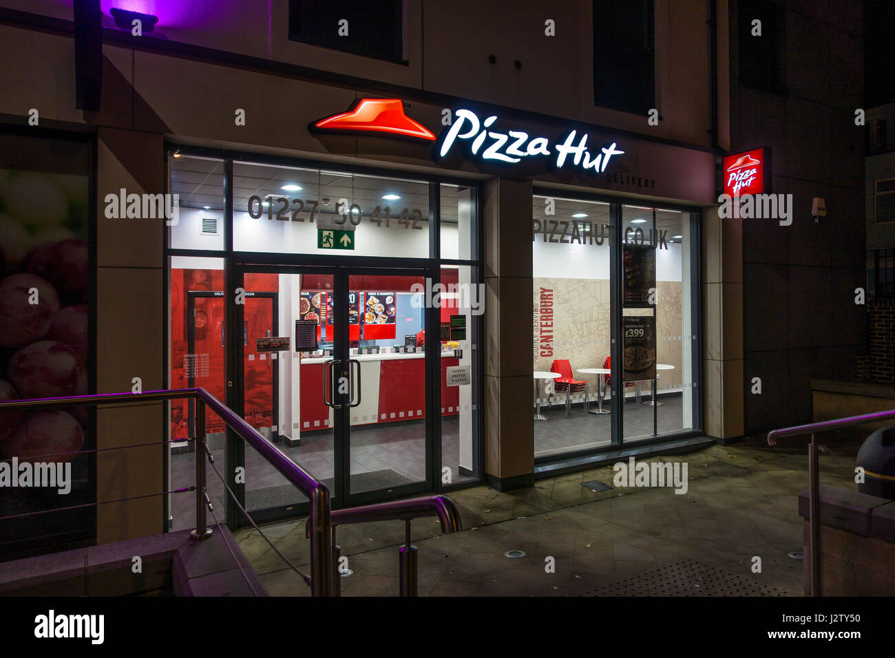 Pizza Hut Takeaway Delivery Center New Dover Road Canterbury Inghilterra tempo di notte Foto Stock