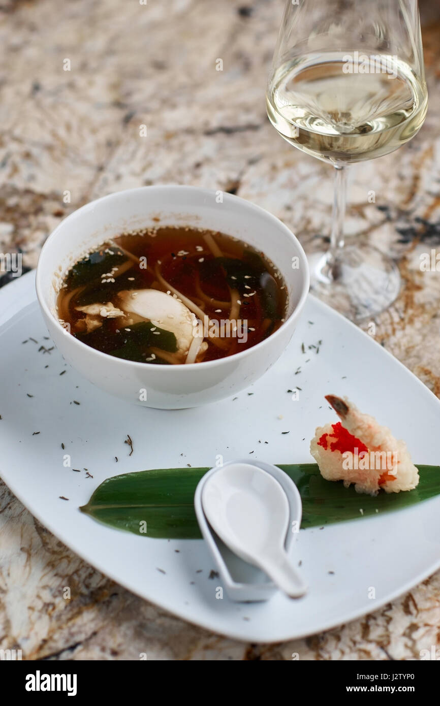 Giapponese zuppa di noodle udon nel recipiente Foto Stock