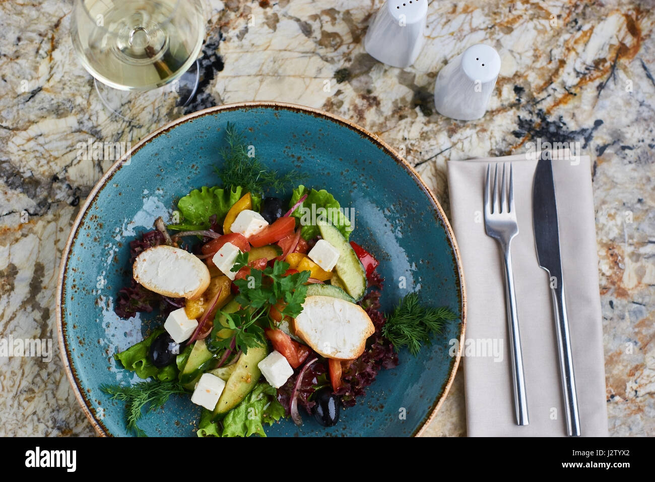 Insalata greca con il gigante olive e erbe provenzali Foto Stock