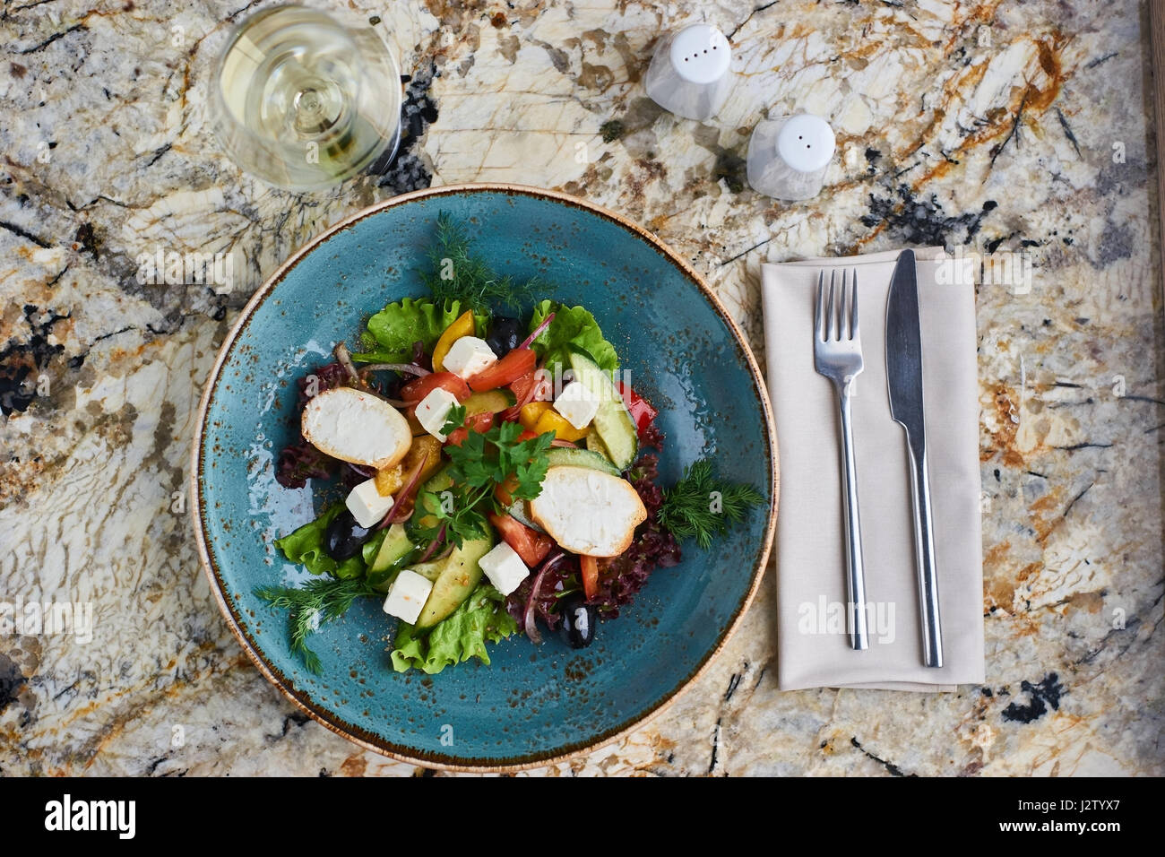 Insalata greca con il gigante olive e erbe provenzali Foto Stock