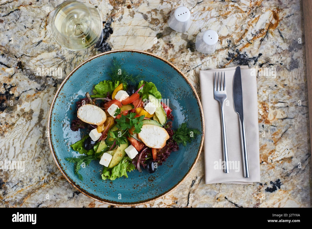 Insalata greca con il gigante olive e erbe provenzali Foto Stock