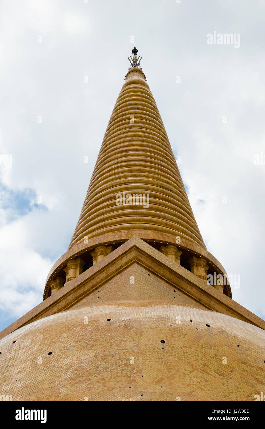 Phra Pathommachedi è il punto di riferimento della provincia di Nakhon Pathom della Thailandia ed è il più alto Stupa in tutto il mondo. Foto Stock