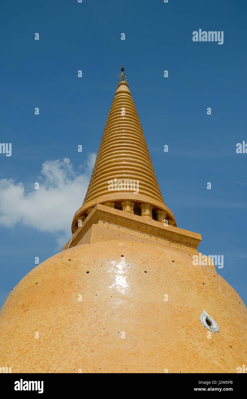 Phra Pathommachedi è il punto di riferimento della provincia di Nakhon Pathom della Thailandia ed è il più alto Stupa in tutto il mondo. Foto Stock