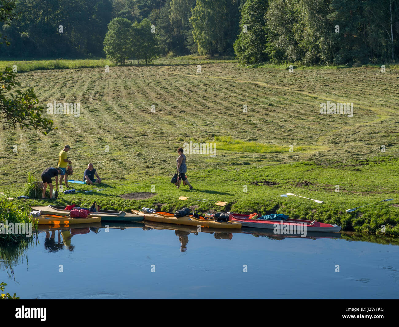 River Wda, Polonia - 25 agosto 2016: Kayak presso una banca di un fiume Wda Foto Stock