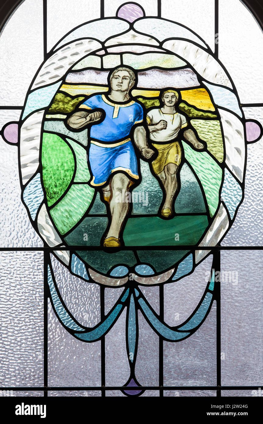 Guide di scorrimento, dall'epoca Edoardiana, raffigurato in una vetrata, Victoria Terme, Manchester, Inghilterra Foto Stock