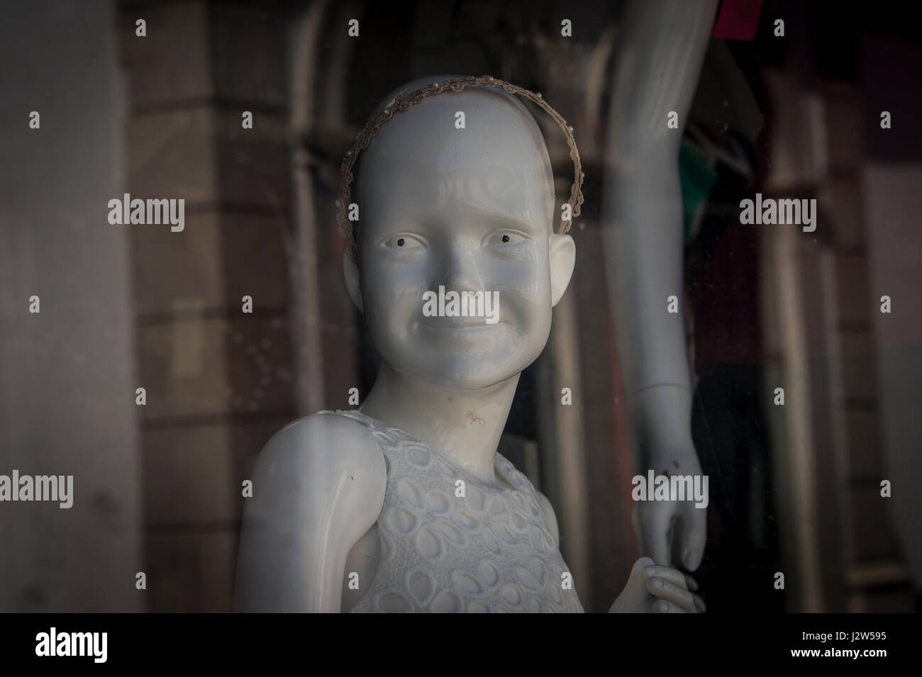 Manichino bambino in un negozio di finestra di visualizzazione Foto Stock