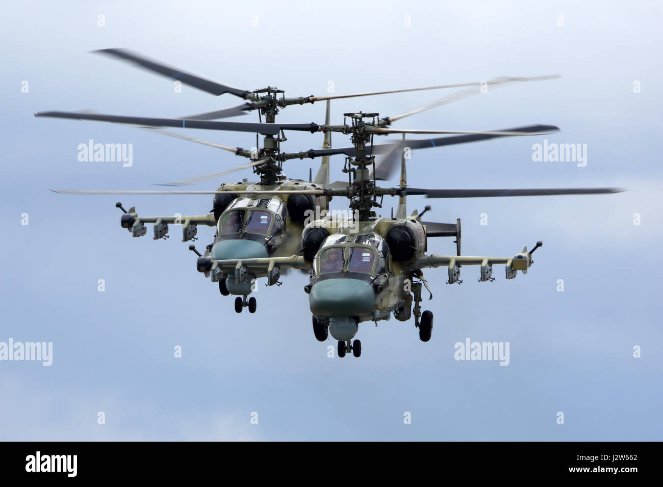 KUBINKA, Moscow Region, Russia - 24 Aprile 2017: coppia di Kamov Ka-52 Alligator elicotteri da attacco di russo Air Force durante la Giornata della Vittoria sfilata rehea Foto Stock