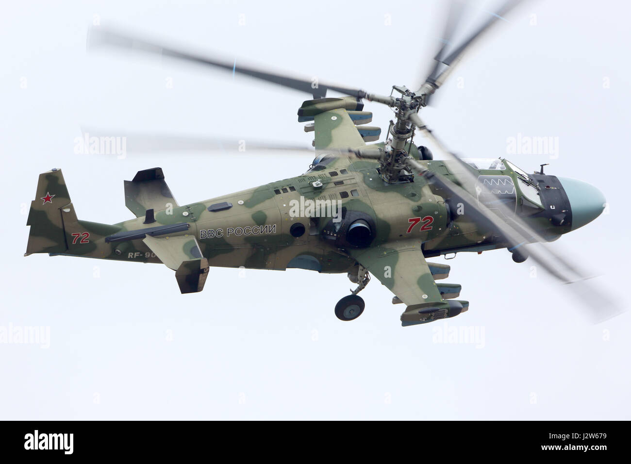 KUBINKA, Moscow Region, Russia - 10 Aprile 2017: Kamov Ka-52 RF-90387 elicotteri da attacco di russo Air Force durante la Giornata della Vittoria sfilata prove in K Foto Stock