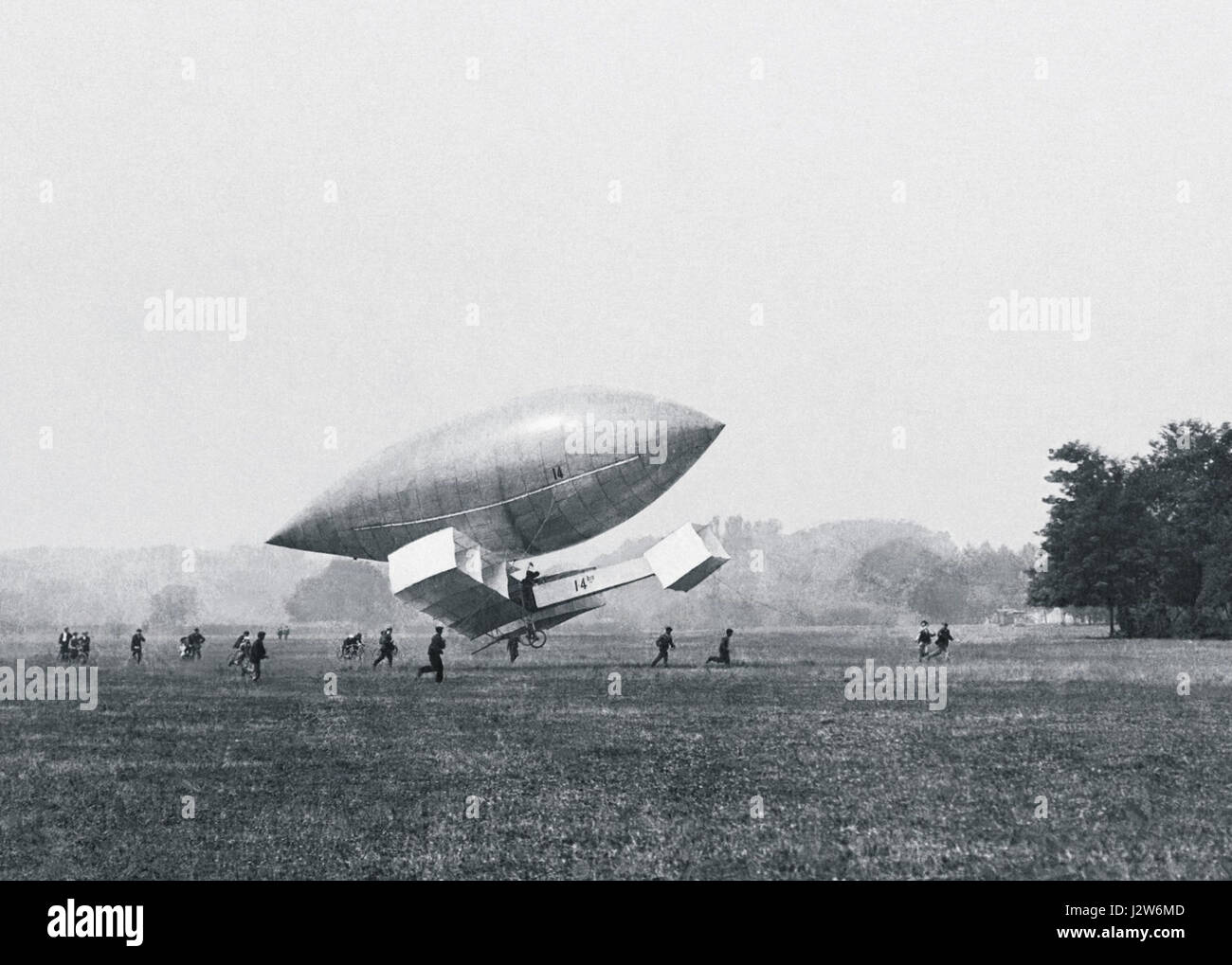 La foto "14 bis no campo de Bagatelle" cattura il primo volo pubblico del 14 bis nel 1906, dimostrando la storia dell'aviazione a Parigi, in Francia. Foto Stock