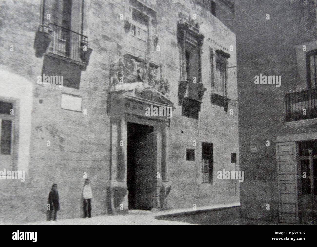 Una fotografia storica del Palacio Municipal di Villena, Spagna, scattata nel 1920. Questa immagine mostra l'architettura e il significato culturale dell'edificio municipale. Foto Stock