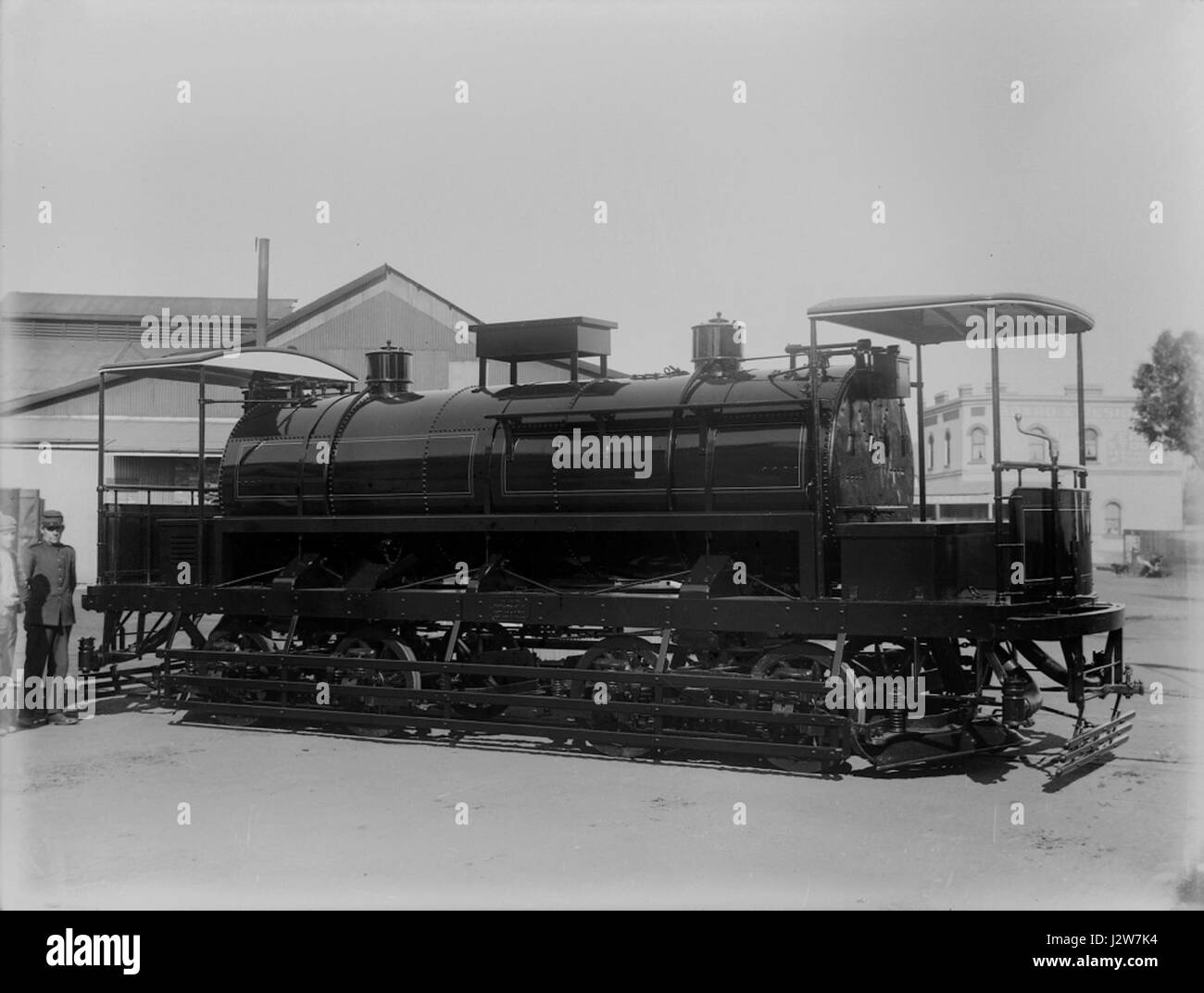 Questa immagine mostra un carro cisterna con estremità a piattaforma, un veicolo industriale utilizzato per il trasporto di liquidi, presente nella collezione di manufatti storici del Powerhouse Museum. Foto Stock