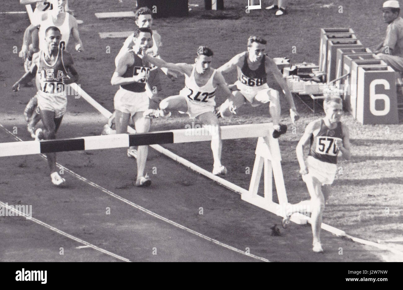 L'evento di 3000 m di steeplechase alle Olimpiadi estive del 1960 tenutosi a Roma ha mostrato atleti che gareggiavano in una gara che coinvolgeva barriere e salti d'acqua. Faceva parte delle gare di atletica leggera e attirò l'attenzione globale mentre atleti provenienti da vari paesi si battevano per le medaglie olimpiche. Foto Stock