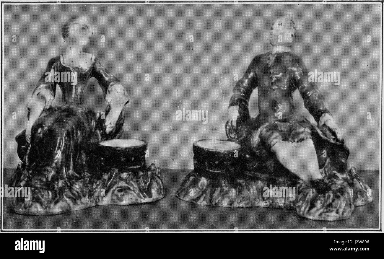 Questo titolo si riferisce a una coppia di figure, che potrebbero essere sculture, dipinti o rappresentazioni di una particolare collezione o opera d'arte. Le figure specifiche e il loro contesto non sono identificati, ma sono probabilmente soggetti di rilevanza artistica o storica. Foto Stock
