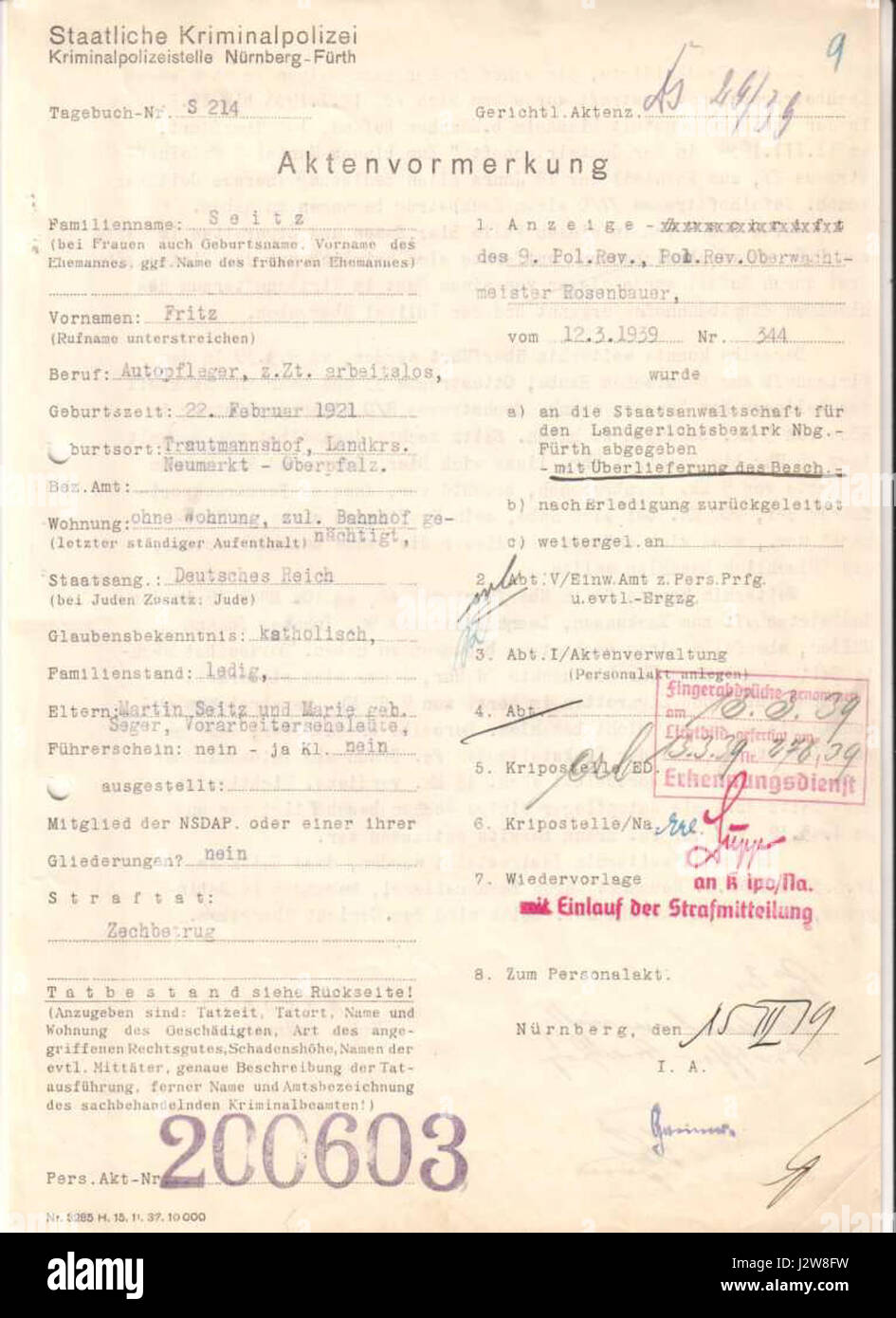Questo documento, datato 12 marzo 1939, è un documento della polizia penale di Stato tedesca (Staatliche Kriminalpolizei). Si tratta probabilmente di un arresto o di un'indagine durante l'era nazista in Germania, offrendo informazioni sulle pratiche di applicazione della legge dell'epoca. Foto Stock