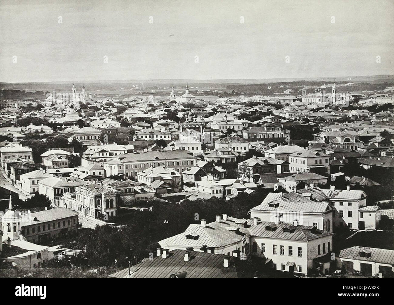 Questa fotografia in bianco e nero del 1867 raffigura una scena storica a Mosca, che mostra le strade, l'architettura e la vita sociale di cityâ durante il XIX secolo. Foto Stock