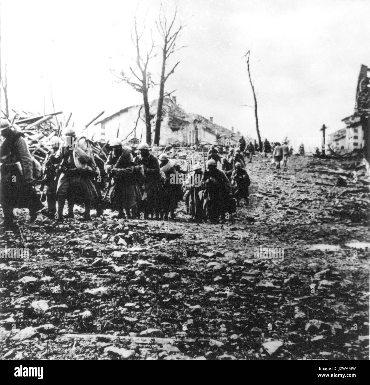 "14-18 Soldats et Ruines" è un'opera incentrata sull'impatto della prima guerra mondiale, che mette in evidenza i soldati e le rovine lasciate indietro. Esplora la devastazione causata dalla guerra e le sue conseguenze in Europa. Foto Stock