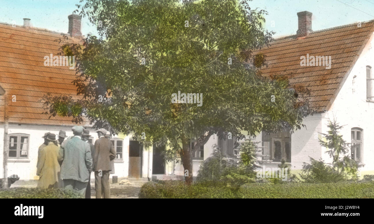 Questa immagine intitolata *Un posto ben tenuto* cattura la bellezza tranquilla di uno spazio esterno ben tenuto, enfatizzando l'armonia tra la natura e la cura umana nel paesaggio. Foto Stock