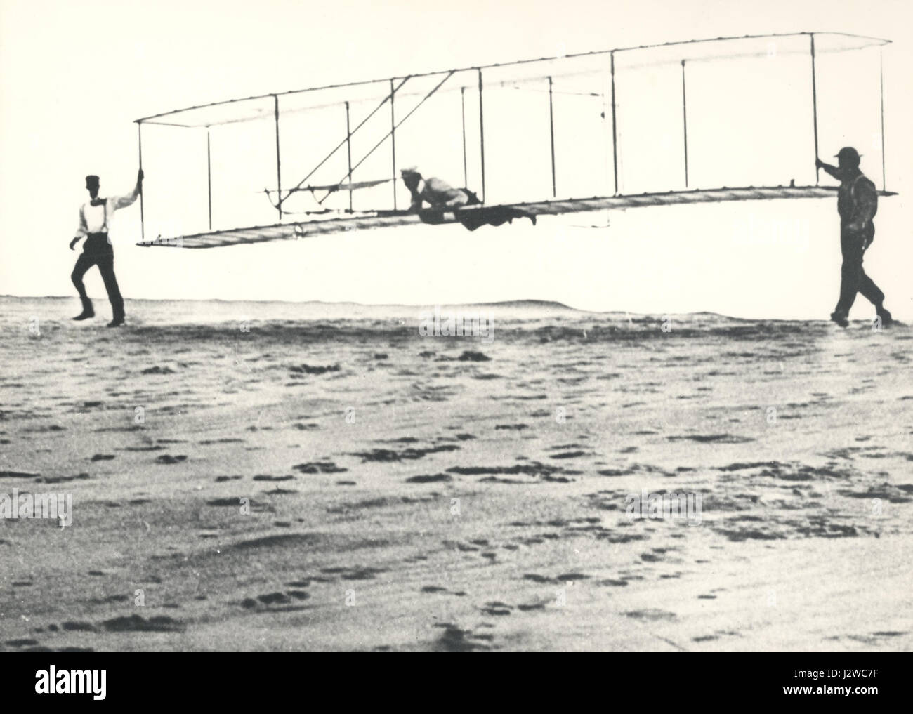 Questa immagine raffigura i test degli alianti dei fratelli Wright condotti nel 1902. I test sono stati essenziali per affinare i loro progetti di aeromobili, contribuendo al successo del loro primo volo a motore nel 1903. Foto Stock