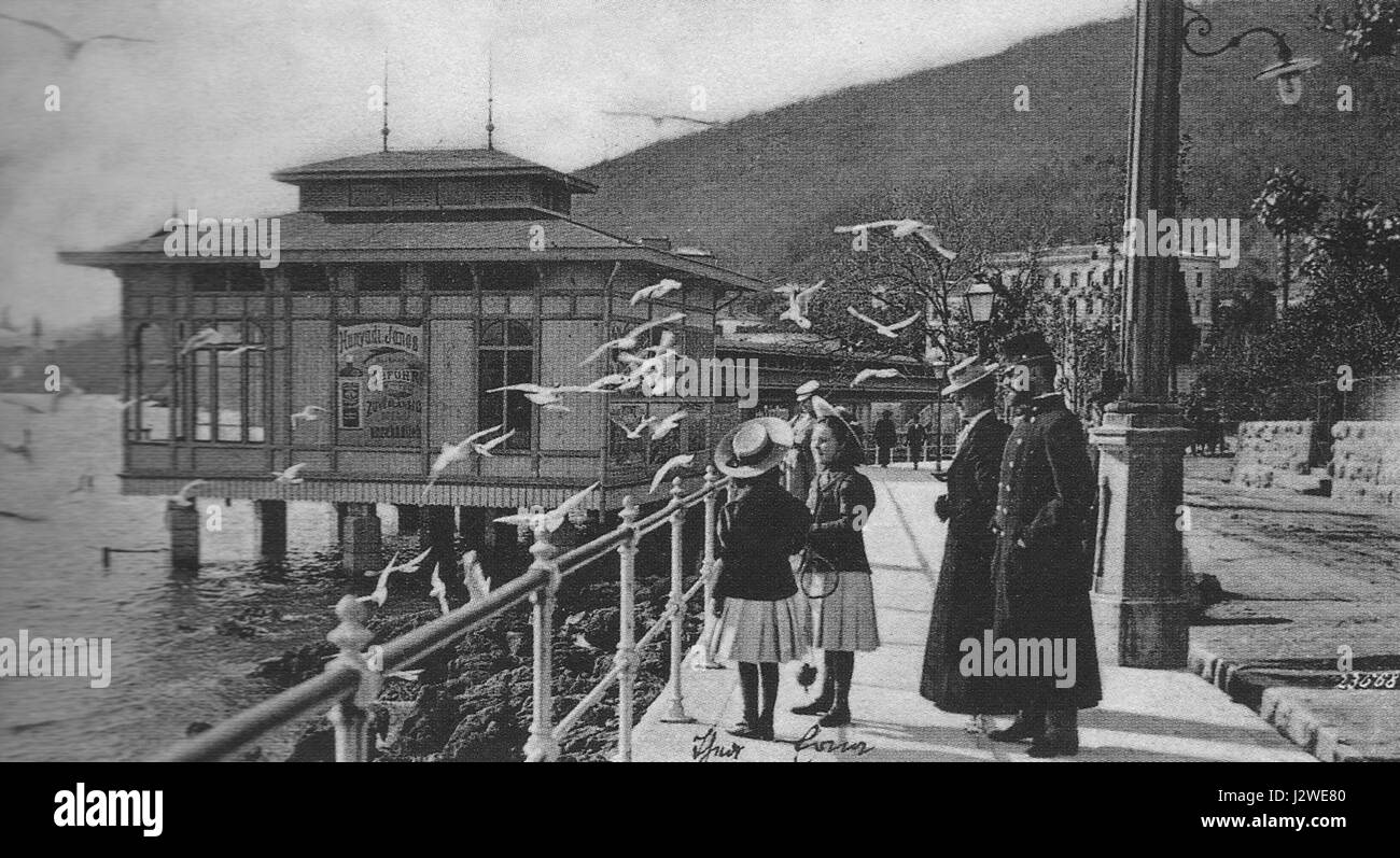 L'Abbazia Slatina-Promenade, intorno al 1900, era un luogo panoramico e culturale in quella che oggi è Abbazia, Croazia. È servito come una passeggiata per i visitatori e un simbolo dello sviluppo turistico della regione durante la fine del XIX e l'inizio del XX secolo. Foto Stock