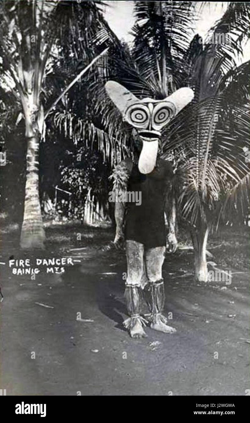 Un incendio Baining ballerina indossando maschera cerimoniale, Nuova Bretagna Foto Stock