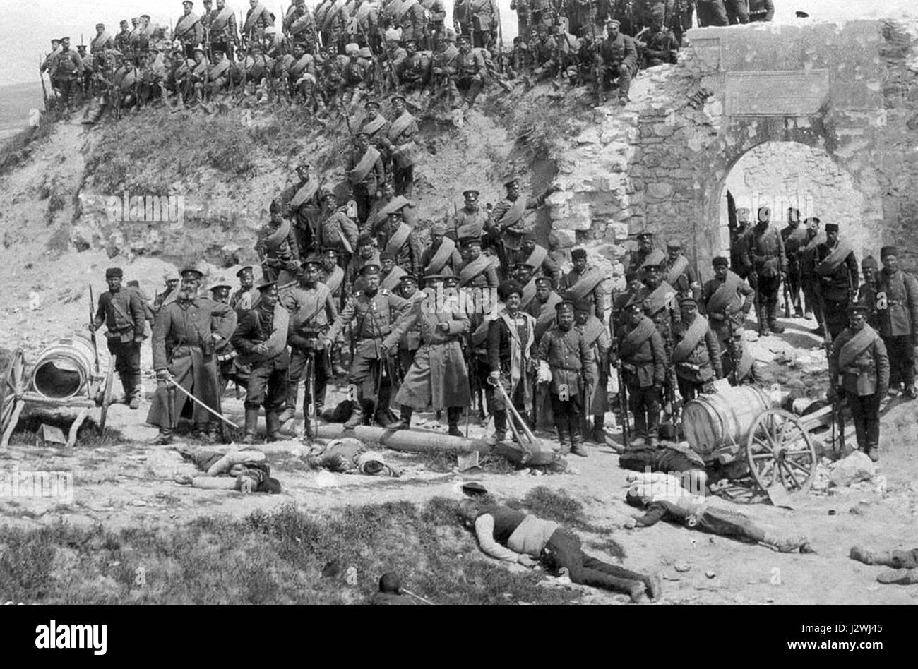 Il bulgaro soldati con morti civili turche (Edirne) Foto Stock