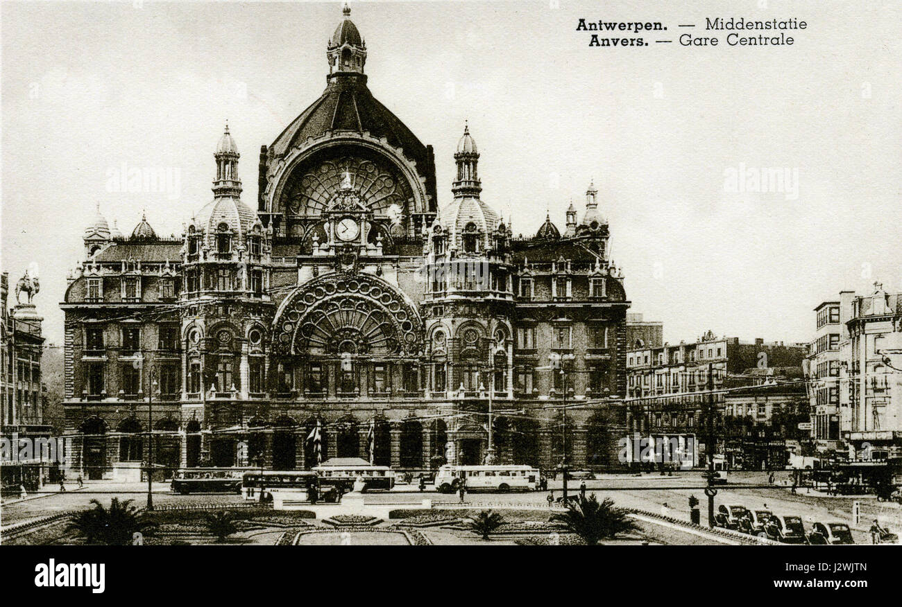 La stazione centrale di Anversa in Belgio, costruita all'inizio del XX secolo, è un punto di riferimento architettonico. La stazione, completata negli anni '1920, rimane una delle stazioni ferroviarie più belle e trafficate di Europeâ, combinando design funzionale con un'estetica straordinaria. Foto Stock