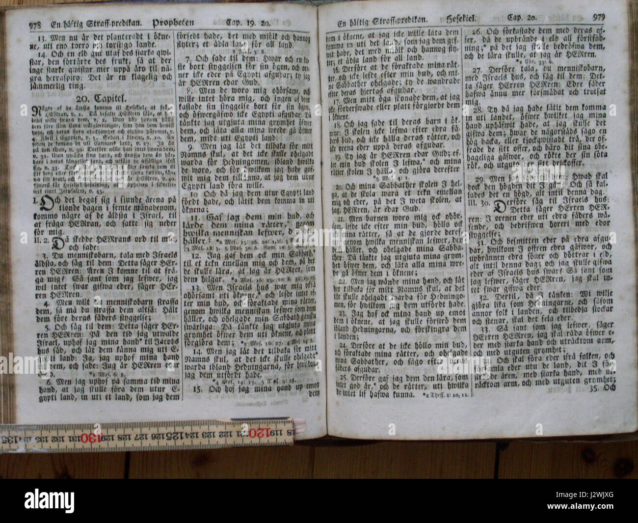 Il termine "Bokfotostativ" si riferisce a uno stand fotografico per libri, comunemente usato per fotografare libri. Questo dispositivo fornisce una piattaforma stabile per acquisire immagini di libri senza distorsioni, spesso utilizzata in librerie, archivi e studi fotografici. Foto Stock