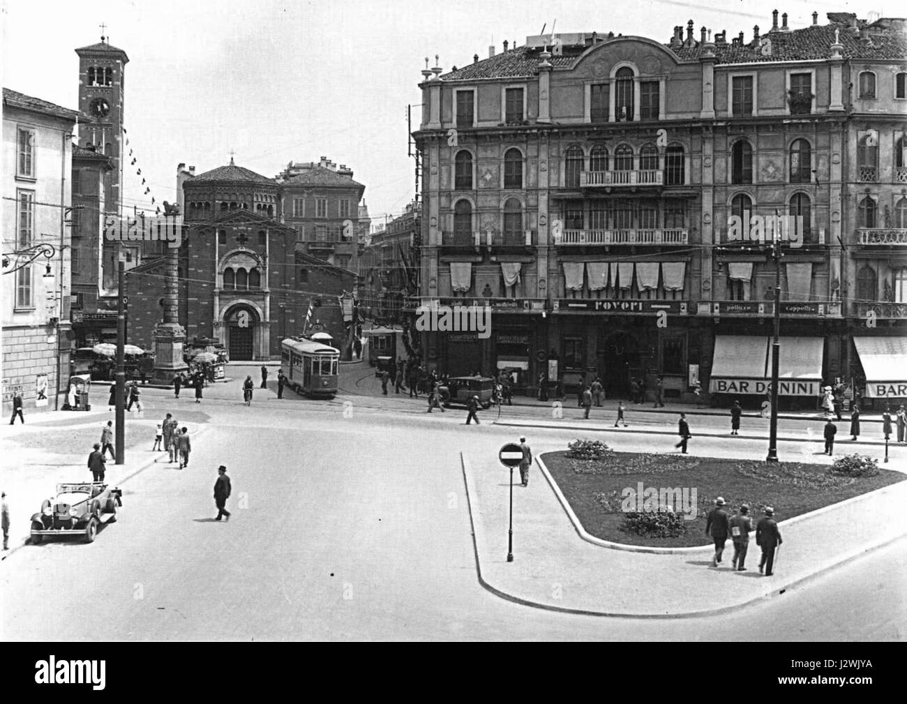 Questa immagine cattura la vivace scena di strada di largo San Babila a Milano, Italia. Conosciuta per i suoi negozi, caffè e monumenti storici, l'area è un importante centro culturale e commerciale della città. Foto Stock