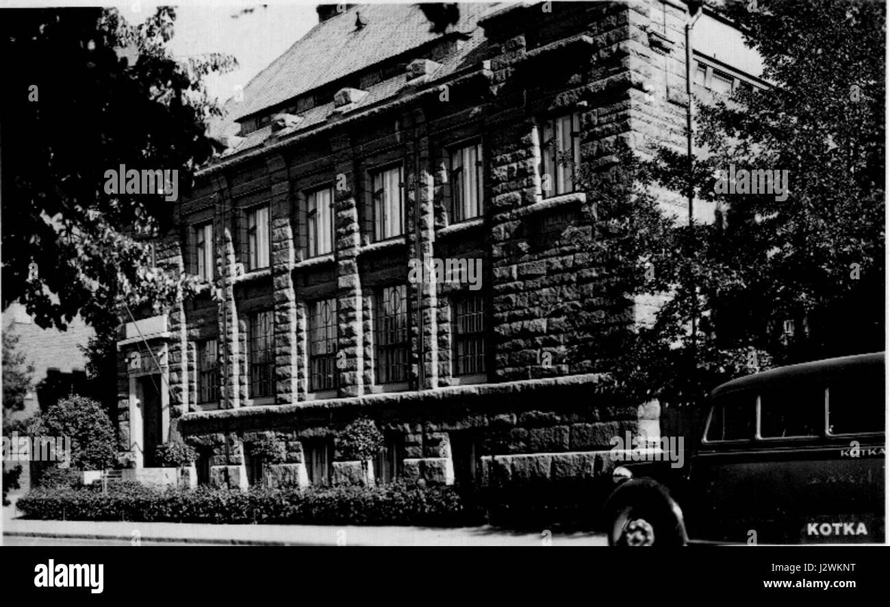 Questa immagine raffigura la vista esterna della filiale di Kotka della Banca nazionale finlandese. Situato a Kotka, Finlandia, l'edificio è un punto di riferimento significativo per l'istituto finanziario, contribuendo al paesaggio architettonico della regione. Foto Stock