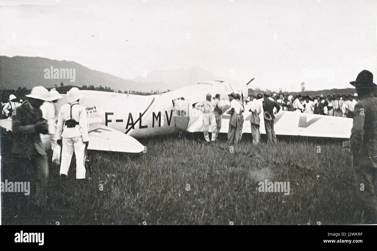 Biarritz atterrissage, 5 aprile 1932, si riferisce a un evento significativo dell'aviazione in cui un aereo atterrò a Biarritz, in Francia. Questo evento, probabilmente legato alla prima storia dell'aviazione, mette in evidenza i progressi nel trasporto aereo durante i primi anni del XX secolo, mostrando lo sviluppo della tecnologia di volo e la crescente accessibilità del trasporto aereo. Foto Stock