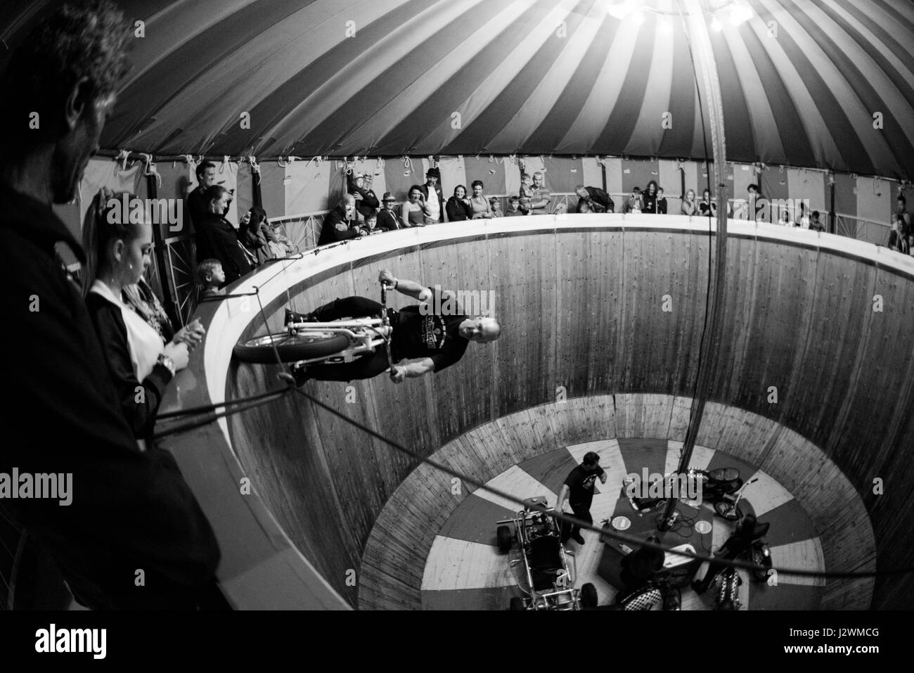 Lulworth Castle, Lulworth station wagon, East Lulworth, Dorset, Regno Unito. Il 29 luglio 2016. Stunt moto vintage team effettuano la parete della routine di morte a Camp Bestival Music Festival 2016. © sarà Bailey / Alamy Foto Stock