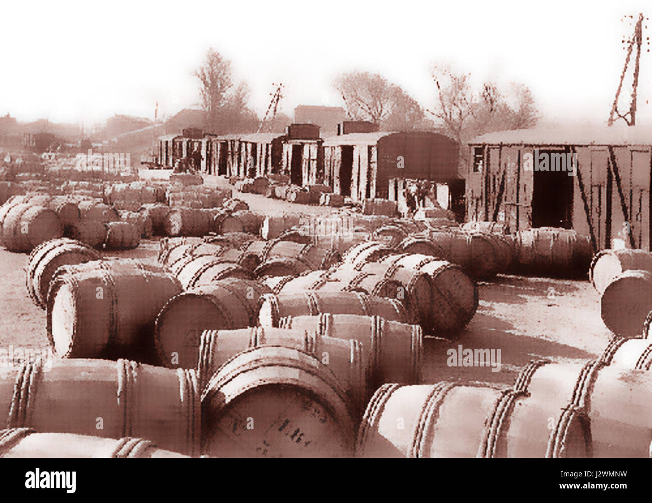 Questa immagine raffigura il caricamento di botti di ocra presso le banchine della stazione ferroviaria di Apt, una città in Francia nota per le sue miniere di ocra. Il processo di trasporto dell'ocra è una parte significativa dell'industria locale. Foto Stock