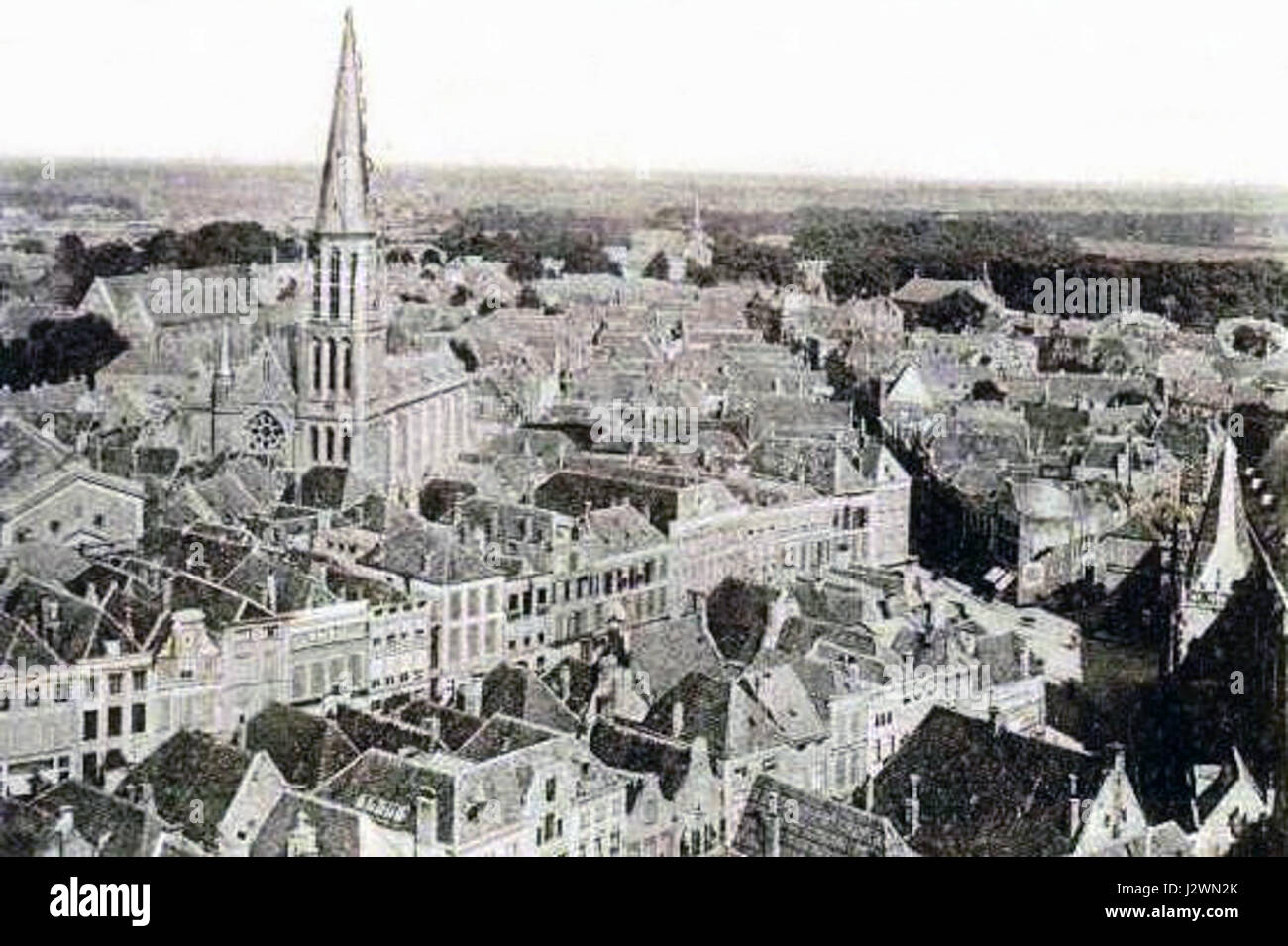 Questa immagine mostra il centro di Zwolle, Paesi Bassi, intorno al 1900. Zwolle è una città importante nella provincia di Overijssel, e questa immagine mostra il suo paesaggio urbano durante i primi anni del XX secolo. Foto Stock
