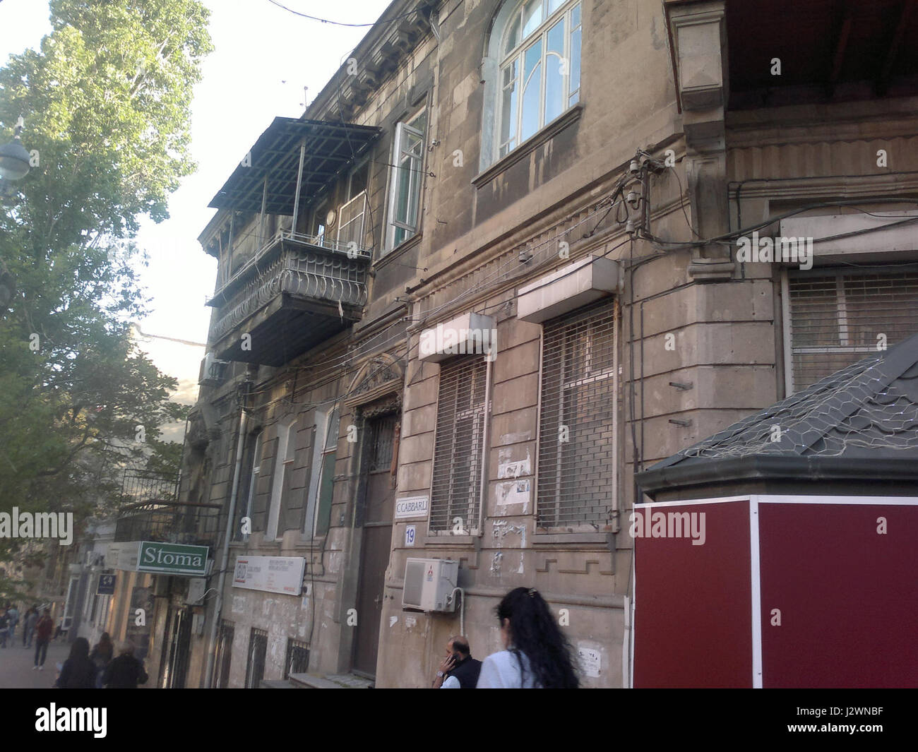 Un edificio situato in via Jafar Jabbarly, probabilmente in Azerbaigian, noto per le sue caratteristiche architettoniche. Questa struttura fa parte del paesaggio urbano e contribuisce all'estetica urbana dell'area. Foto Stock