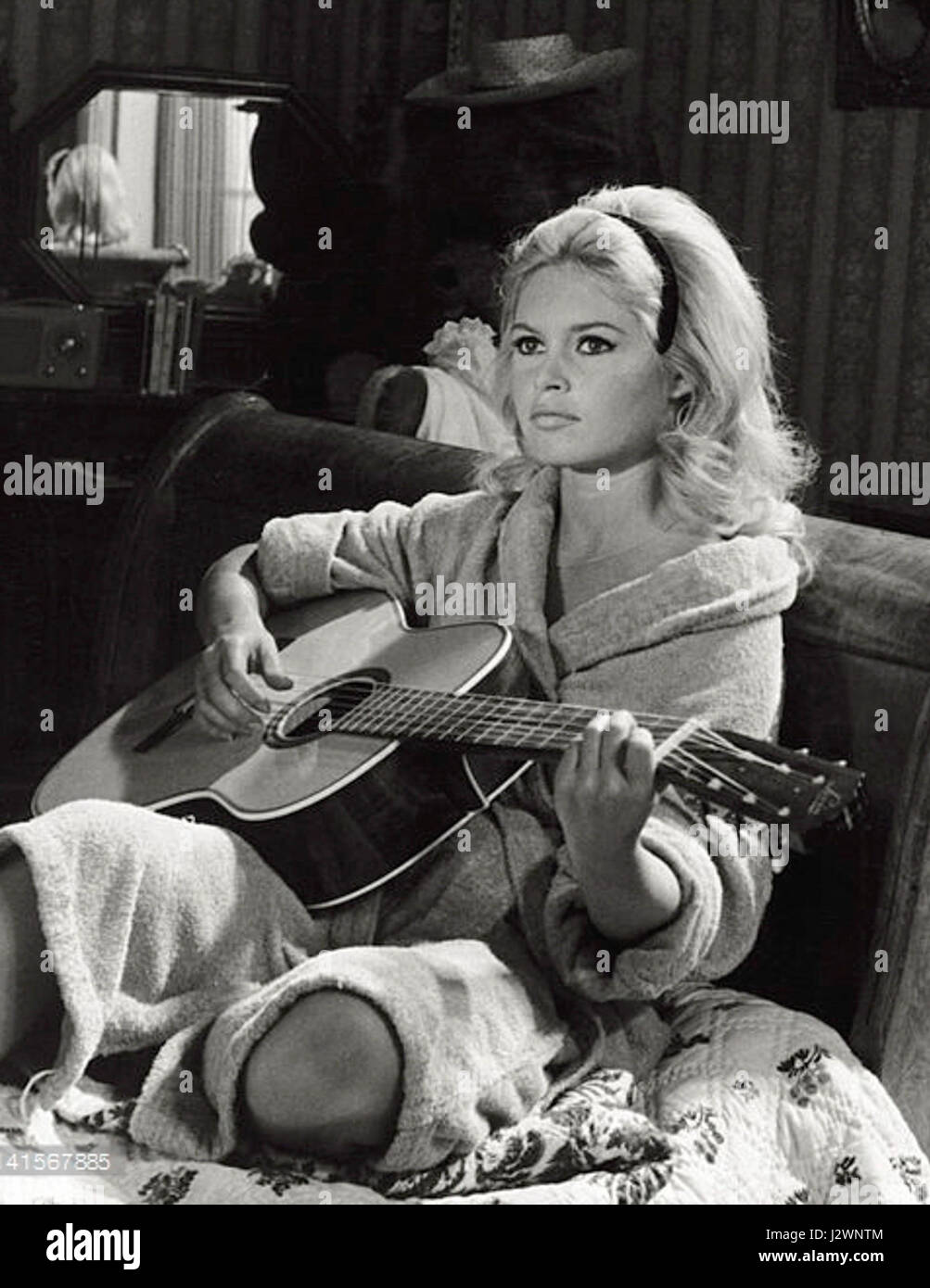 Brigitte Bardot è protagonista del film del 1962 *A Very Private Affair*, noto per la sua rappresentazione iconica di una giovane donna che si trova ad affrontare con amore e vita in un film che fonde dramma e introspezione personale. La performance di Bardot cattura l'essenza del cinema francese degli anni '1960. Foto Stock