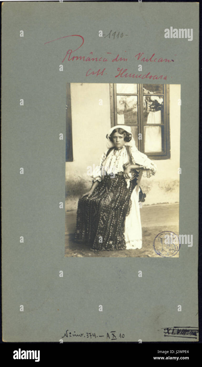 Questa immagine ritrae i tradizionali costumi popolari femminili rumeni di Vulcano, Hunedoara, sottolineando l'abito culturale regionale e i suoi motivi distintivi, ricami e accessori. Foto Stock