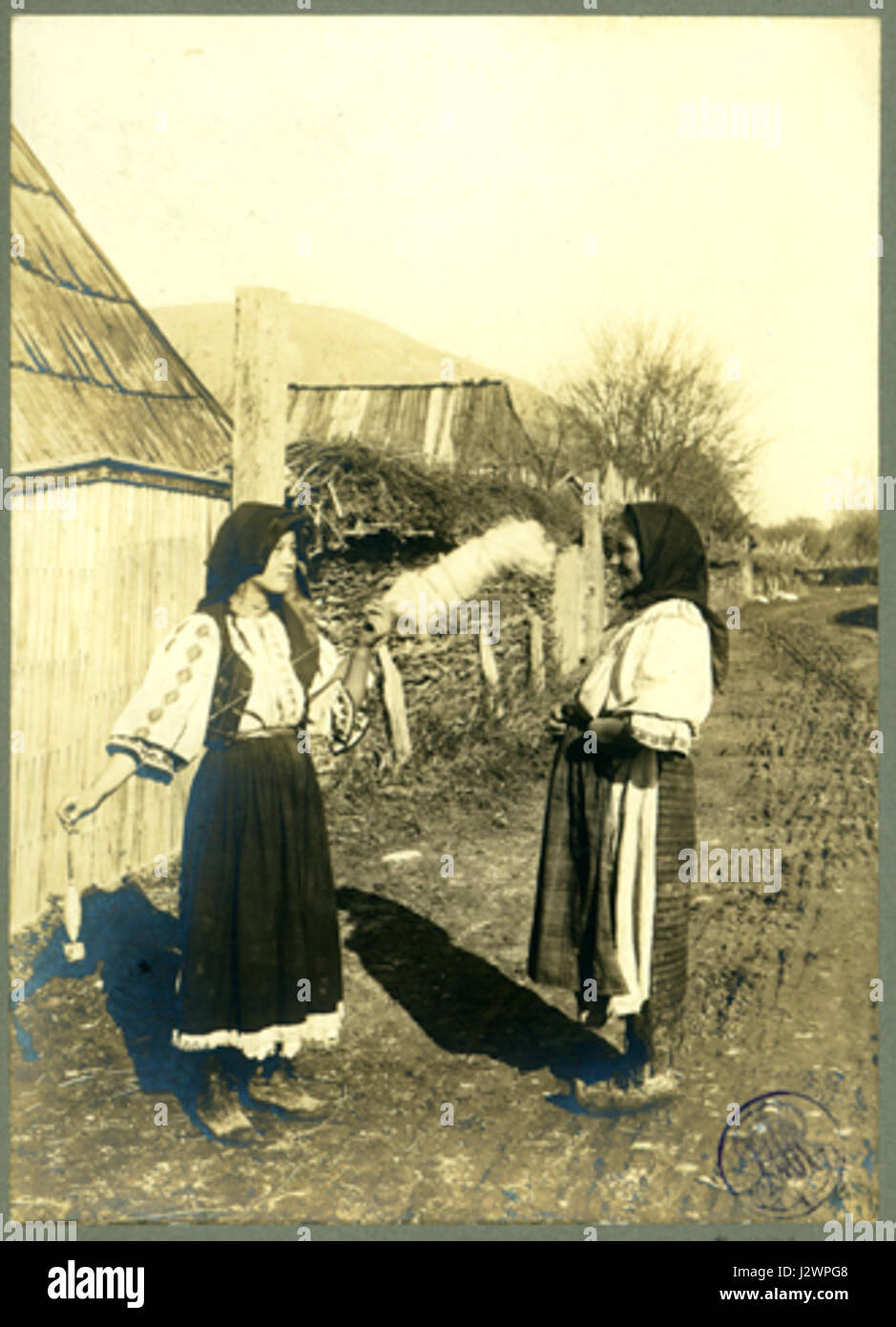 Il "Port femeiesc din Subcetate 2" di Adler è un'opera d'arte rumena che raffigura un porto o una scena di mercato femminile tradizionale, che mostra la vita culturale e sociale nella regione del Subcetate. Foto Stock