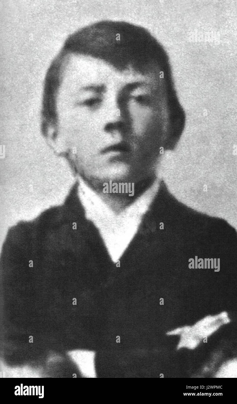Questa immagine raffigura Adolf Hitler da bambino, fornendo una rappresentazione storica del futuro dittatore tedesco nei suoi primi anni. Offre una visione del suo passato prima della sua ascesa al potere all'inizio del XX secolo. Foto Stock