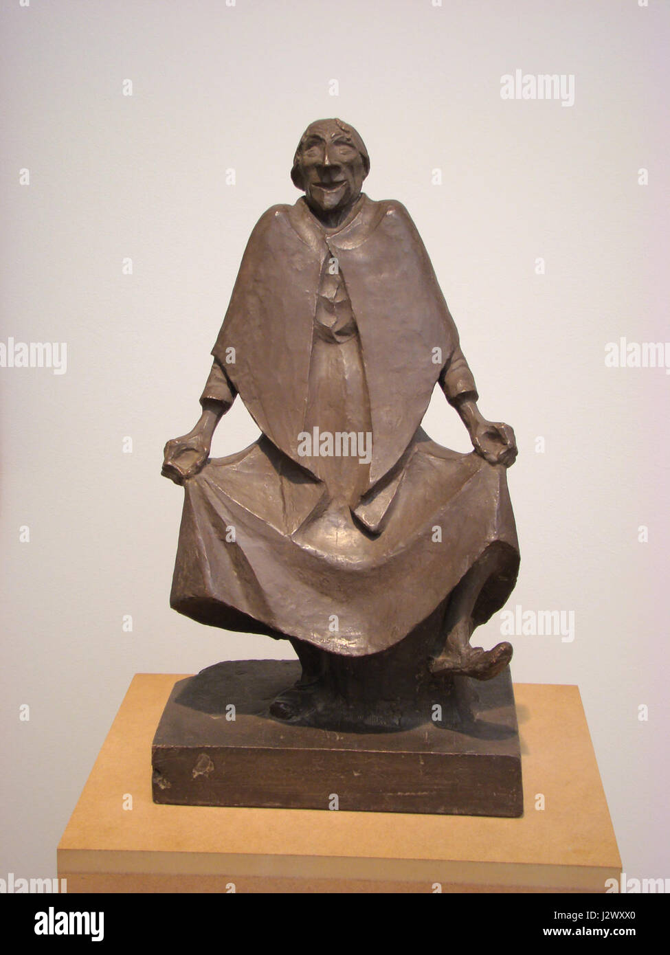 "Tanzende alte" di Ernst Barlach, uno scultore tedesco, ritrae una donna anziana in una danza, simboleggiando lo spirito umano duraturo. Questa scultura espressionista riflette l'attenzione di Barlach sulla forma umana e la profondità emotiva. Foto Stock