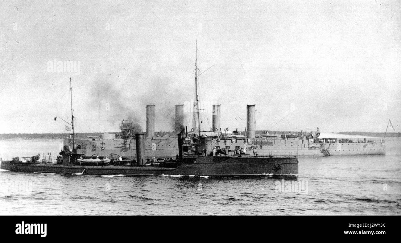 L'ammiraglio Makarov era un ufficiale navale russo noto per il suo ruolo all'inizio del XX secolo. La classe Vsadnik si riferisce a una serie di navi da guerra russe costruite tra il 1909 e il 1911, notevoli per il loro ruolo nella guerra navale. Foto Stock