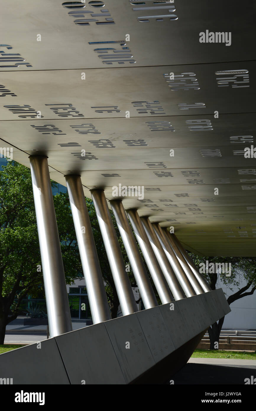 Il Dallas police memorial nella parte anteriore del municipio elenca i nomi degli ufficiali di polizia ucciso nella linea del dovere, compresi i cinque hanno teso una imboscata il 7 luglio 2016. Foto Stock