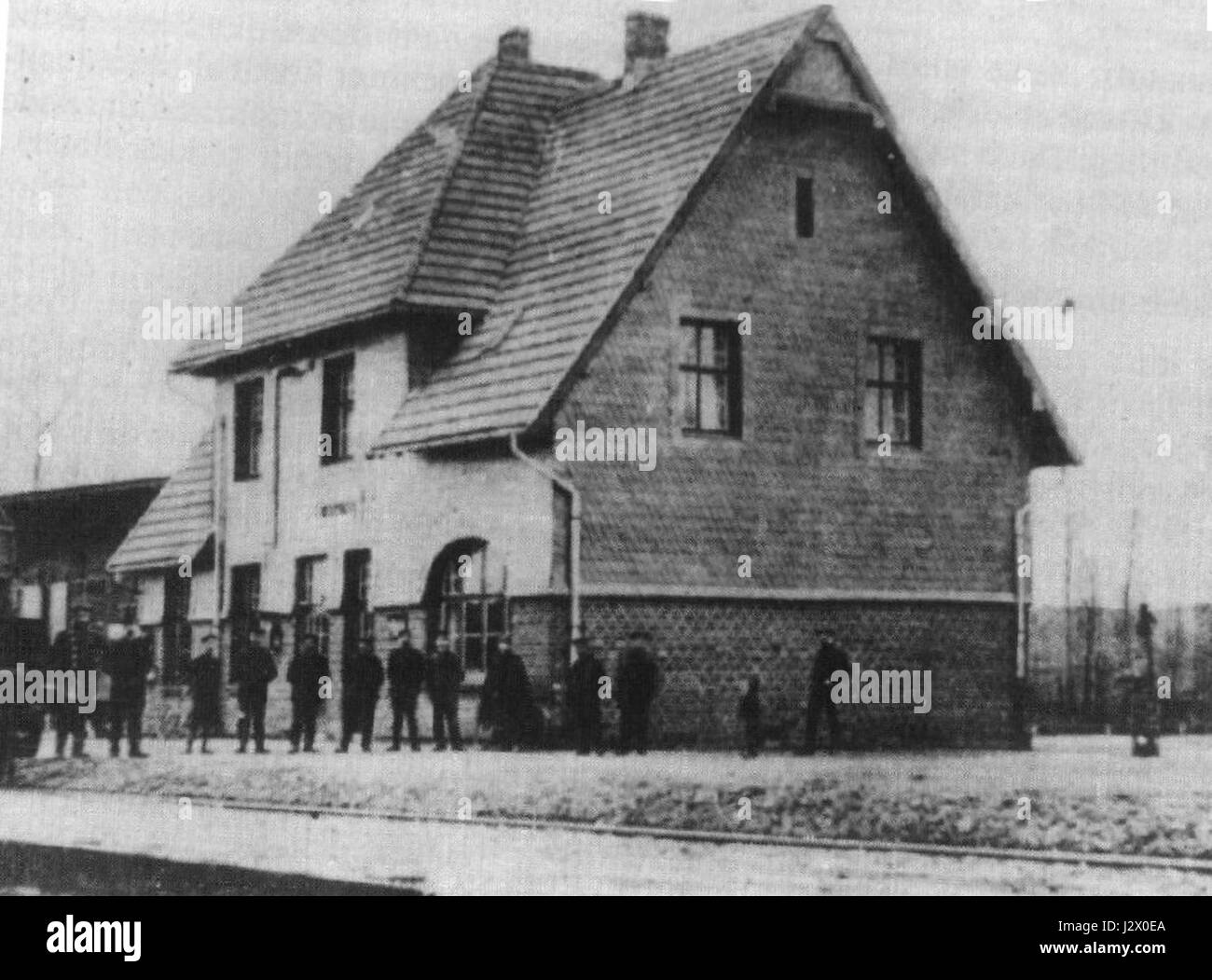 Bahnhof Koerrenzig si riferisce a una stazione ferroviaria situata nel villaggio di Koerrenzig, in Germania, evidenziando il suo ruolo nei trasporti e nelle infrastrutture locali. Foto Stock Bahnhof Koerrenzig si riferisce a una stazione ferroviaria situata nel villaggio di Koerrenzig, in Germania, evidenziando il suo ruolo nei trasporti e nelle infrastrutture locali. Foto Stock
