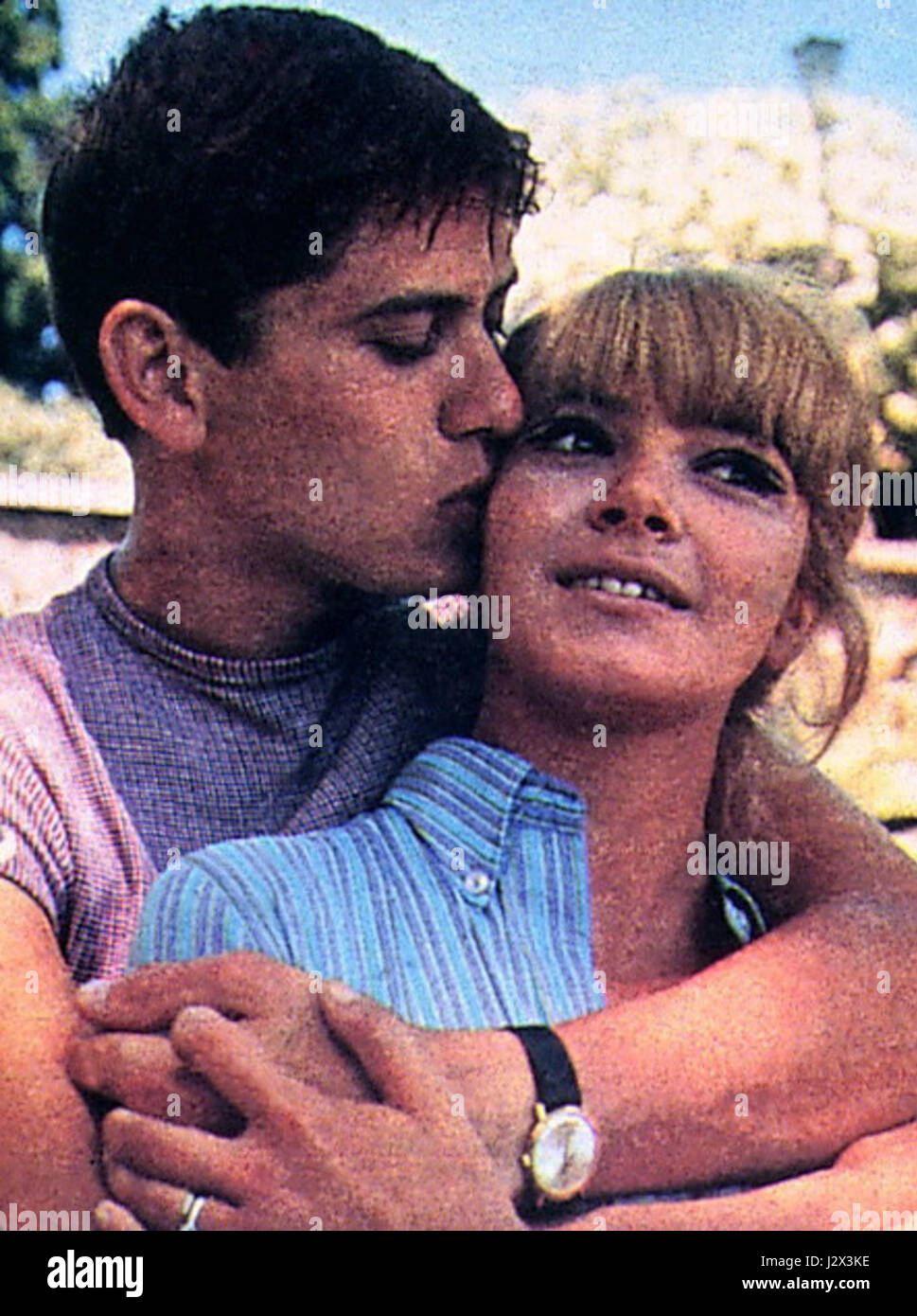 Gianni Morandi, un'iconica cantante italiana, e Laura Efrikian, sua moglie, erano figure di spicco nell'industria dell'intrattenimento italiana. L'immagine cattura la loro vita pubblica e la loro collaborazione negli anni '1960 Foto Stock